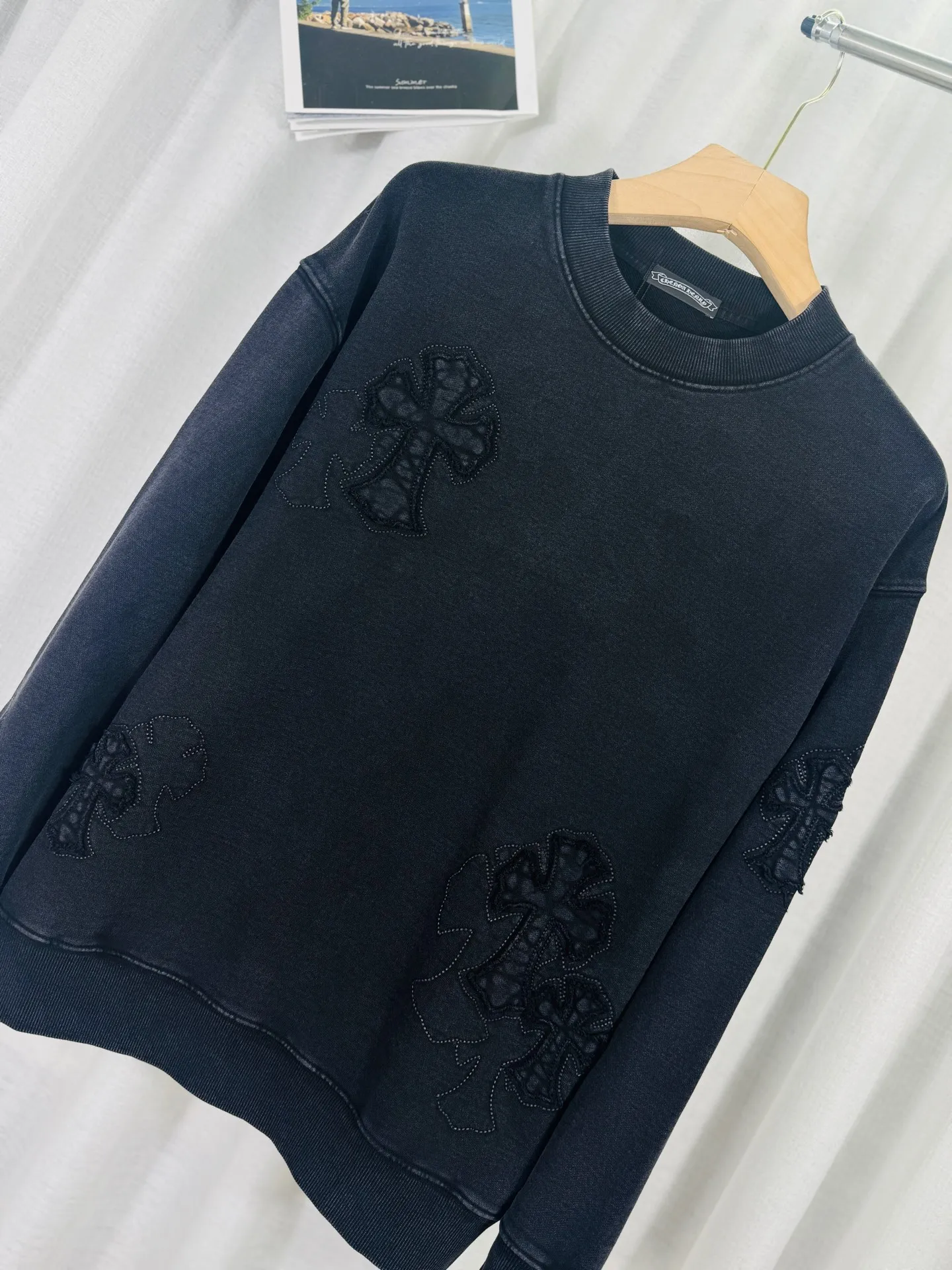 P260 top version, real shot without P, ​​different from market currency) 𝗖𝗵𝗿𝗼𝗺𝗲 𝗛𝗲𝗮𝗿𝘁𝘀/Cro Heart 2025 washed patch embroidery autumn and winter new original single counter American laser burnt 3D three-dimensional color embroidered couple casual sweatshirt 👑The highest version! Customized fabric 430g tripe terry fabric! American acid-washed and distressed original fabric laser burnt ✟appliqué embroidery and exquisite embroidery of letters! The best-selling model in the counter, very comfortable to wear. Accessories: original molded and authenticated collar label➕100% silk wash label. Genuine purchase-grade original hangtag➕matching hanging rope➕3D hanging beads➕original packaging bag. Craftsmanship: The original version has consistent wiring! The highest version of the armhole matching technique! Color: Pink Black Size: S M L XL Style No.: 9311